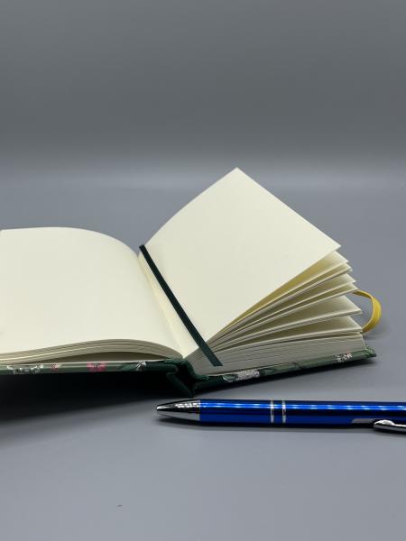 Buch Leinenrücken handgebunden innen Seiten weiß Lesebändchen Stift